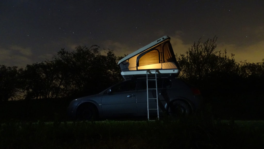 Mini Camper bei Nacht