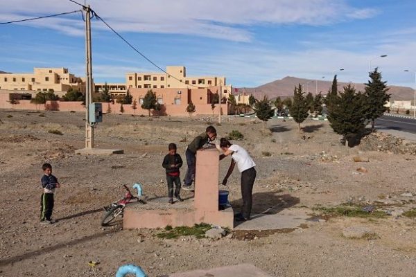 Wasser-Aufladen am Brunnen in Marokko